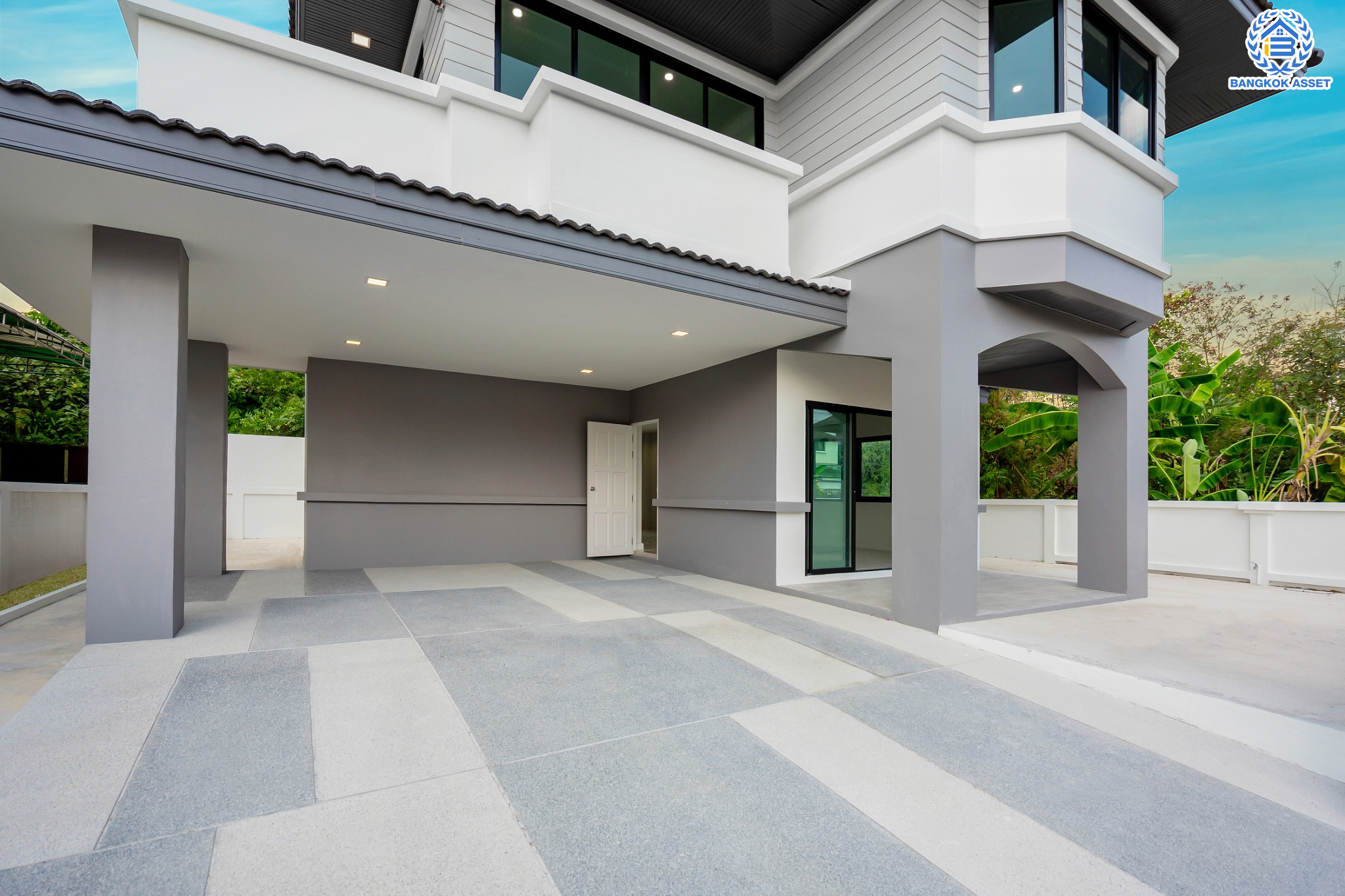 บ้านมือสองตกแต่งใหม่ หลังใหญ่พร้อมเข้าอยู่ ม.เมืองดี พุทธมณฑลสาย 2 เนื้อที่ 63.5 ตร.ว. ฟังก์ชันจัดเต็ม 3 ห้องนอน 2 ห้องน้ำ จอดรถได้ถึง 2 คัน บนทำเลใกล้ทางคู่ขนานลอยฟ้าบรมราชชนนี และเซ็นทรัลปิ่นเกล้า